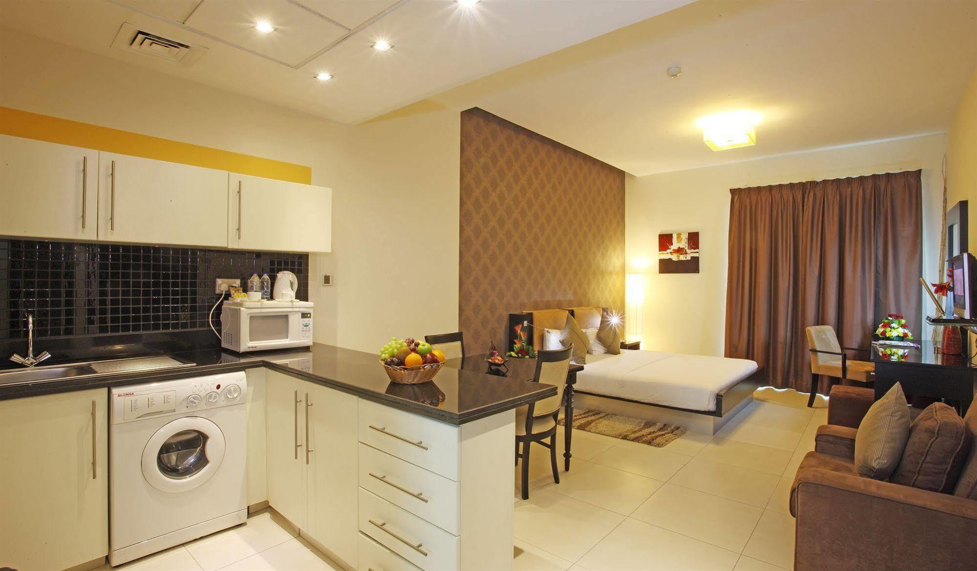 Royal Ascot Hotel Apartment - Kirklees 2 Дубай Екстериор снимка